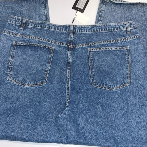 PrettyLittleThing Plus Vintage Wash Split Hem Jeans - Picture 8 of 9